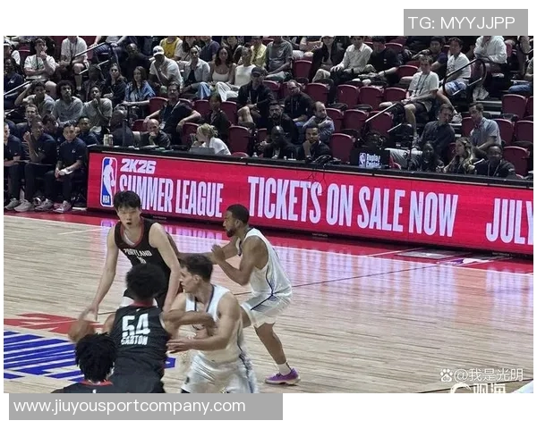 杨瀚森背粉色小书包启程湾区NBA首秀即将开启 杨瀚森背粉色小书包启程湾区NBA首秀即将开启