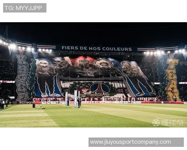 巴黎圣日耳曼主场TIFO致敬十年前巴黎恐袭遇难者的深情纪念 巴黎圣日耳曼主场TIFO致敬十年前巴黎恐袭遇难者的深情纪念