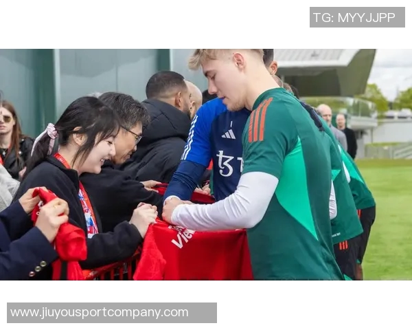 曼联官方宣布利桑德罗齐尔克泽与多名青训球员共同参与卡灵顿训练