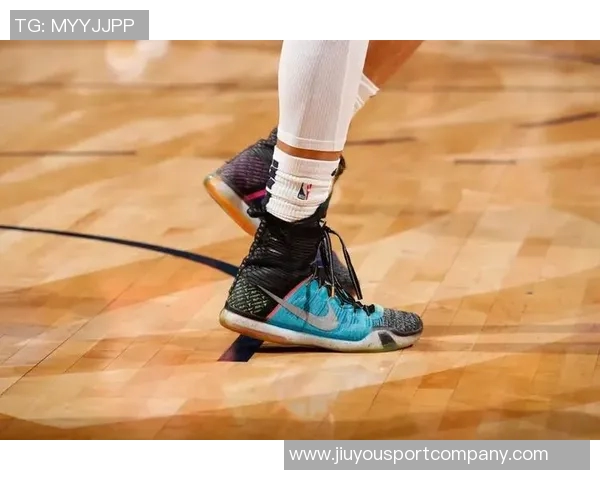 火箭客战鹈鹕登机照曝光KD羽绒服气质出众电风扇随队征战 火箭客战鹈鹕登机照曝光KD羽绒服气质出众电风扇随队征战