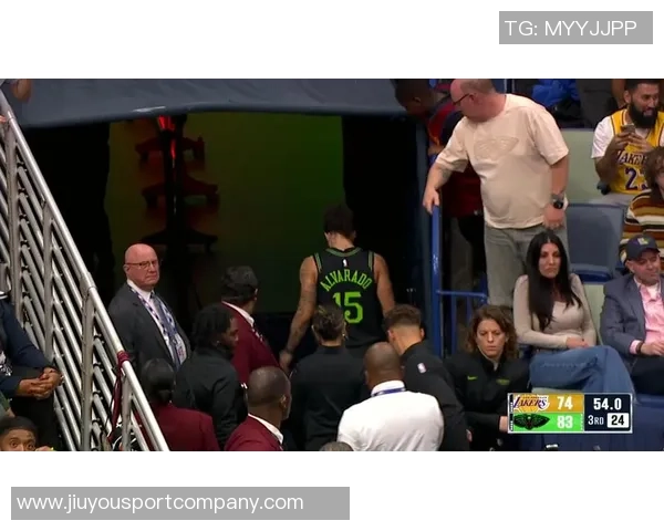 阿尔瓦拉多拼抢受伤迅速回更衣室后再度重返赛场展现顽强精神