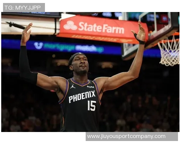 布克称赞马威为防守核心称其场上沟通与快速奔跑至关重要