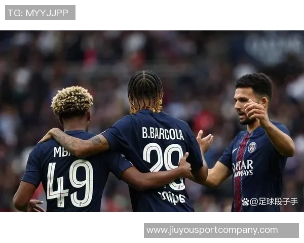 姆巴佩赛后与恩里克亲切交流并向前队友们表达一致意见